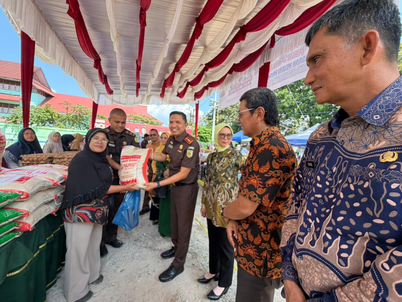 Kejaksaan Negeri Payakumbuh Gelar Pasar Murah 